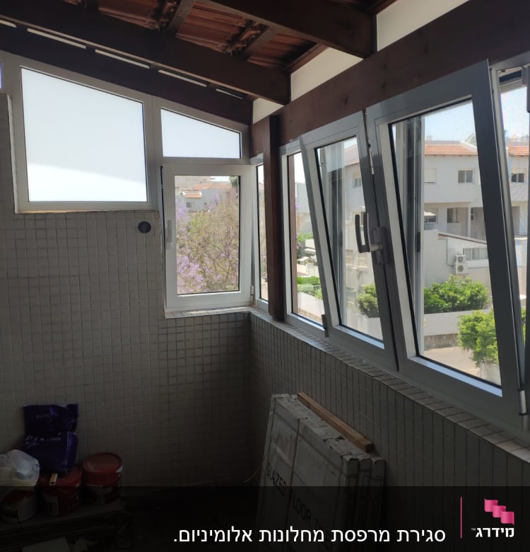 חלונות אלומיניום פתוחים במרפסת סגורה